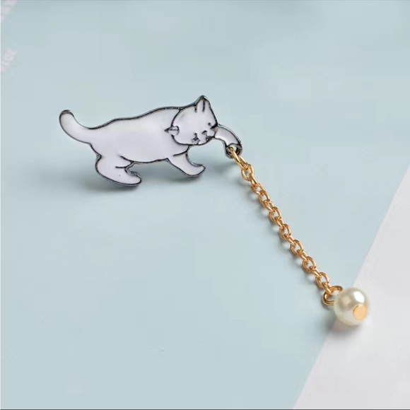 New little cat Pin with a small freshwater Pearl - Picture 1 of 5